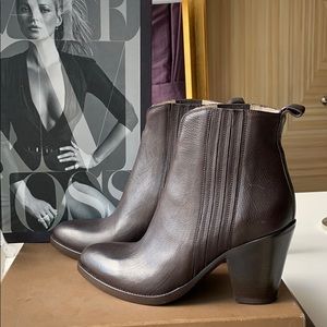 NWOT chocolate leather Sartore ankle boots